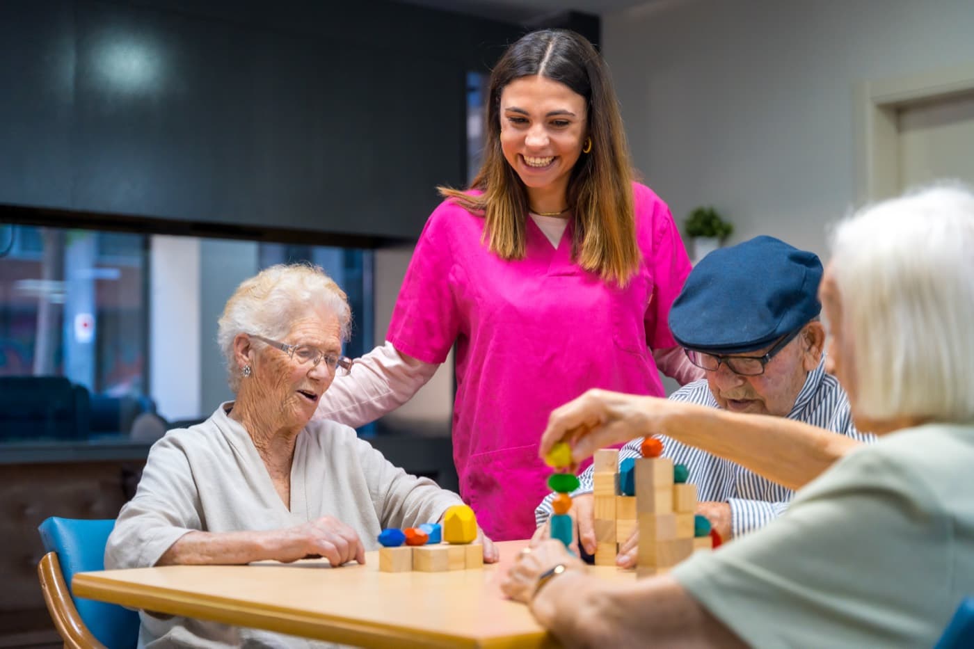 Cuidadora haciendo una actividad de estimulación con personas mayores